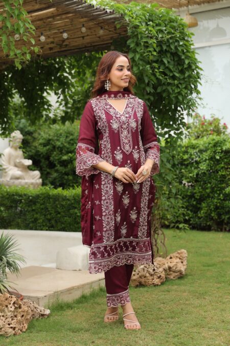 Discover royal elegance with Bahuranisaree. Shop sarees, readymade suits, kurti, bridal & designer lehenga, indo-western styles, and crop tops online. Trendy designs, premium fabrics & fast delivery — jahan tradition aur trend ek saath milte hain.