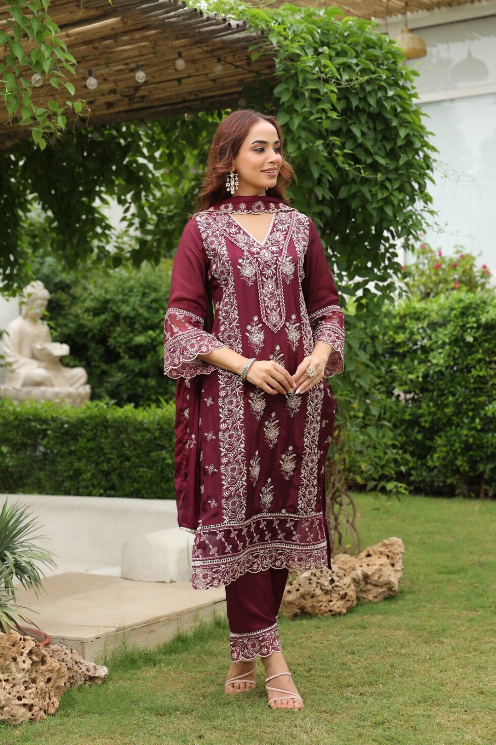 Discover royal elegance with Bahuranisaree. Shop sarees, readymade suits, kurti, bridal & designer lehenga, indo-western styles, and crop tops online. Trendy designs, premium fabrics & fast delivery — jahan tradition aur trend ek saath milte hain.